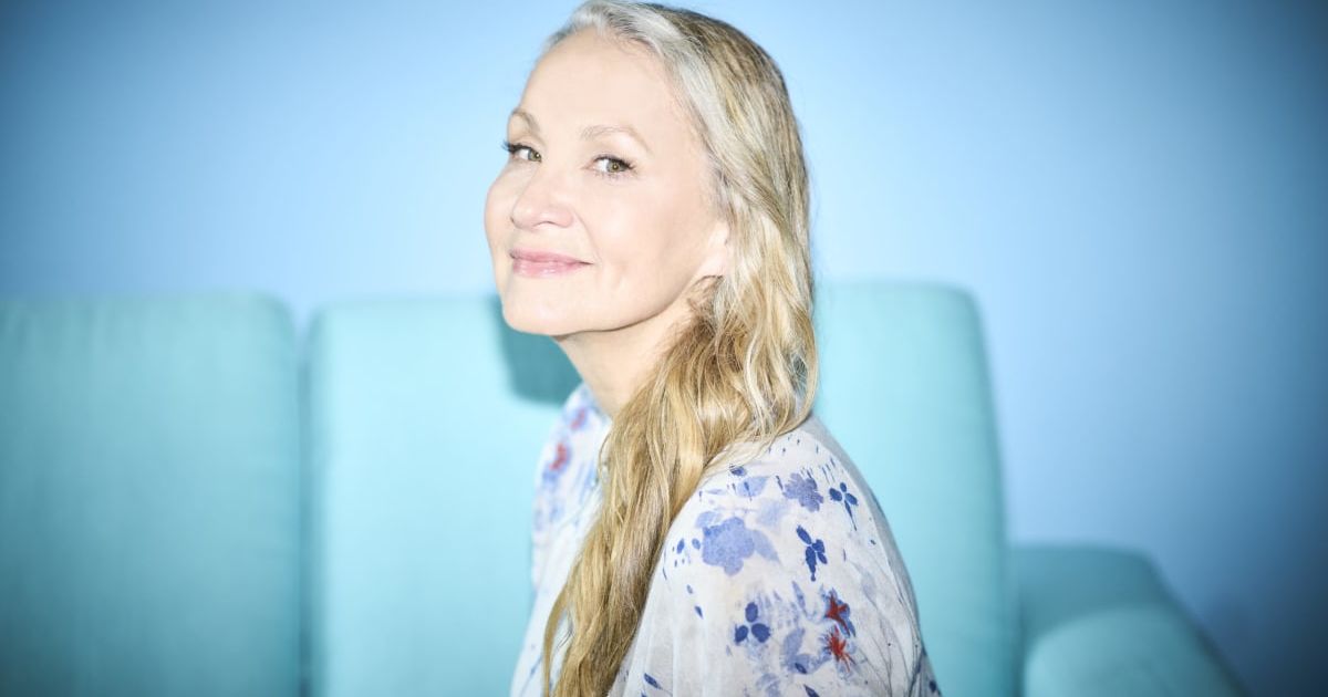 Joan Osborne reflects on life’s hardest questions, reminiscing on the her past and her future. (Photo credit: Laura Crosta)