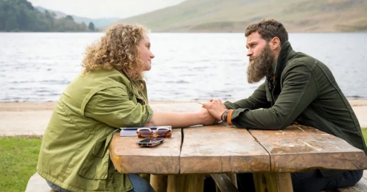 Jamie Dornan and Danielle Macdonald as Elliot Stanley and Helen Chambers in a still from ‘The Tourist’ Season 2 (@Netflix)