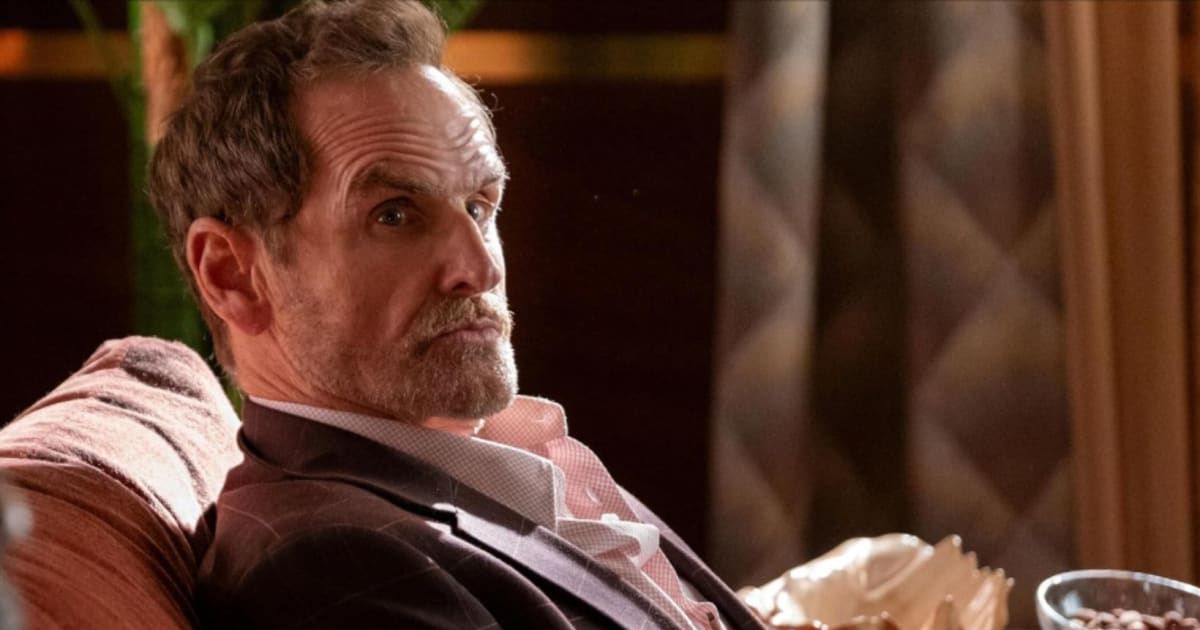 Jere Burns as Llewellyn Mathers in a still from 'Death and Other Details' (@Hulu)