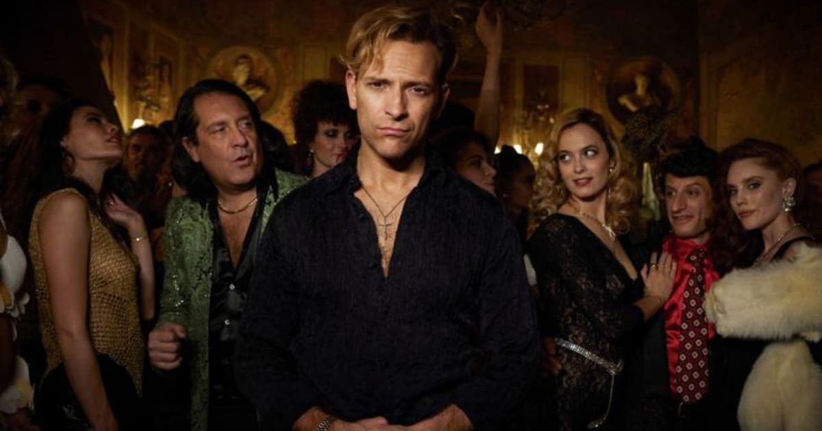 Alessandro Borghi as Rocco Siffredi in a movie still from 'Supersex' (@Netflix)