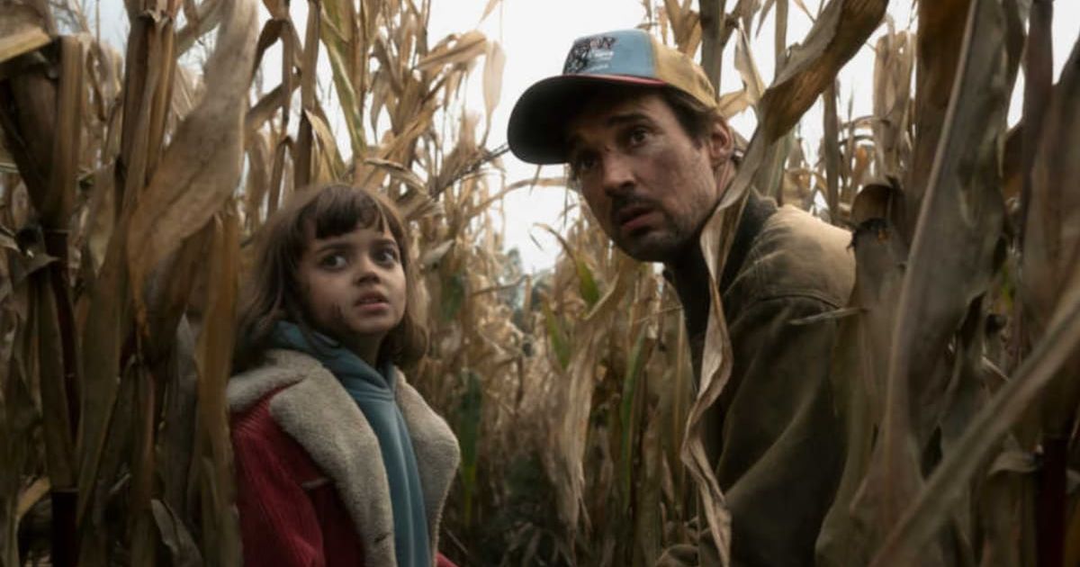 Florian David Fitz and Yuna Bennett in a still from 'The Signal' (@Netflix/Bon Voyage Films/Anika Molnar)