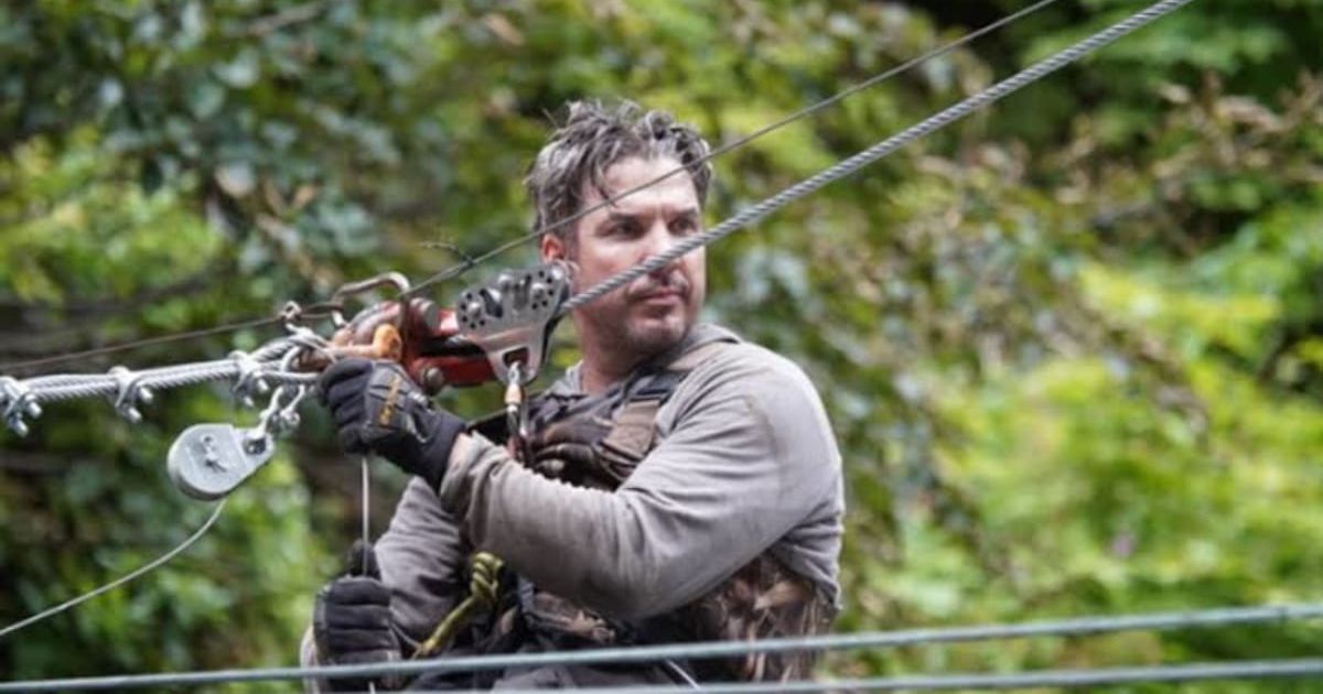 'Gold Rush White Water' team members embark on a thrilling journey of risk and reward (@Discovery)