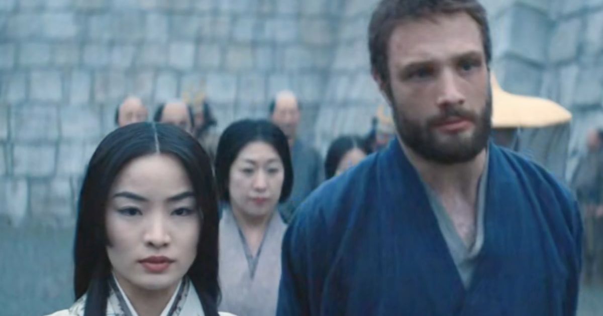 Cosmo Jarvis as John Blackthorne and Anna Sawai as Toda Mariko in a still from 'Shōgun' (@FX)