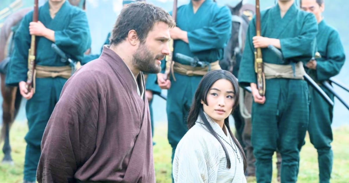 Cosmo Jarvis as Pilot-Major John Blackthorne and Anna Sawai as Toda Mariko in a still from 'Shōgun' (@FX)