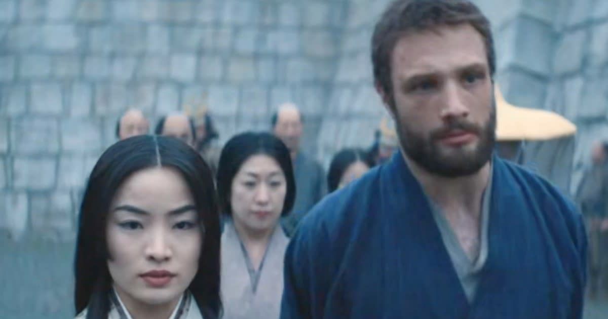 Cosmo Jarvis as John Blackthorne and Anna Sawai as Toda Mariko in a still from 'Shōgun' (@FX)