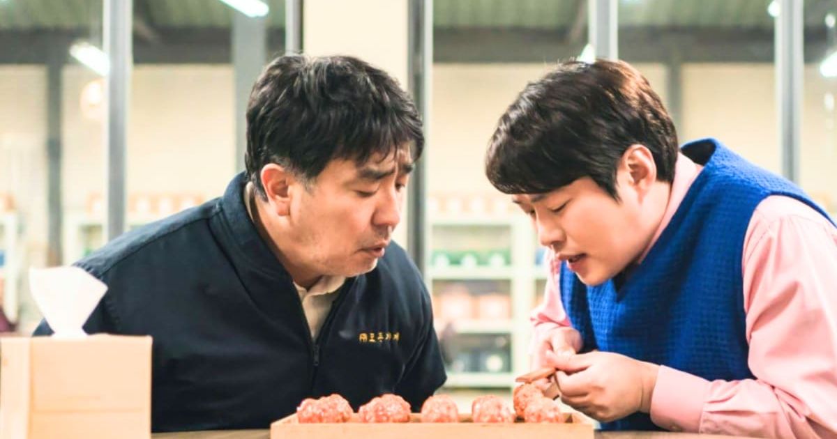 Ryu Seung-ryong as Choi Seon-man and Ahn Jae-hong as Go Baek-joong in a still from 'Chicken Nugget' (@Netflix)