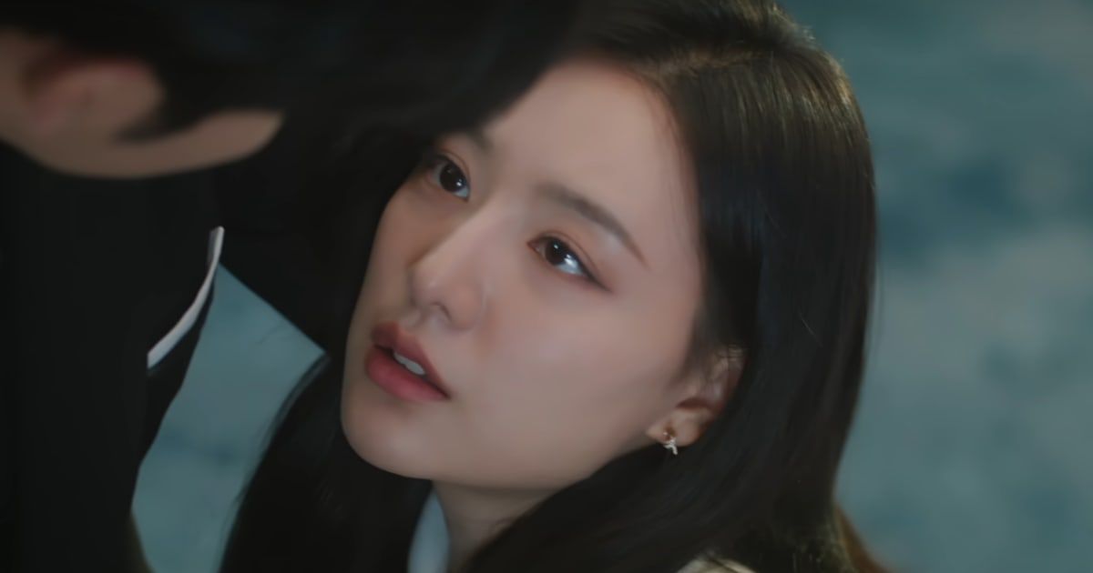 In Episode 11 of 'Queen of Tears', Hong Hae-in's illness exposes family secrets, sparking a potential reconciliation with her mother (@Netflix)