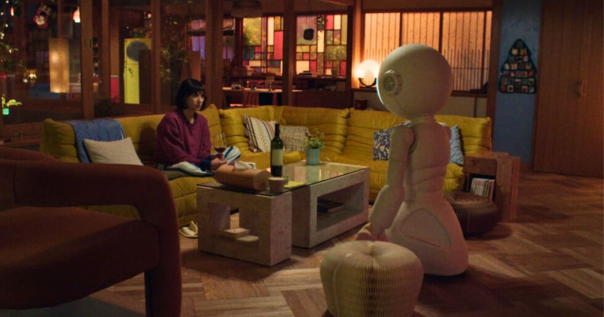 Rashida Jones plays the grieving wife and mother Suzie in 'Sunny' (@appletv+)