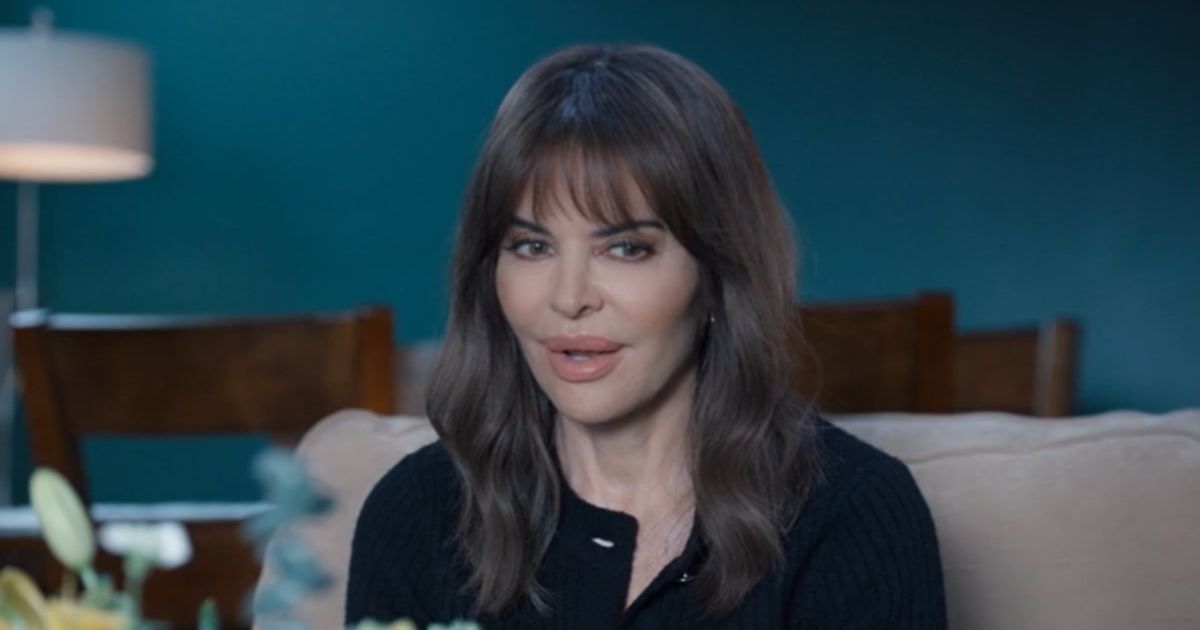 Lisa Rinna plays the role of a possessive mother in 'Mommy Meanest' (@Lifetime)