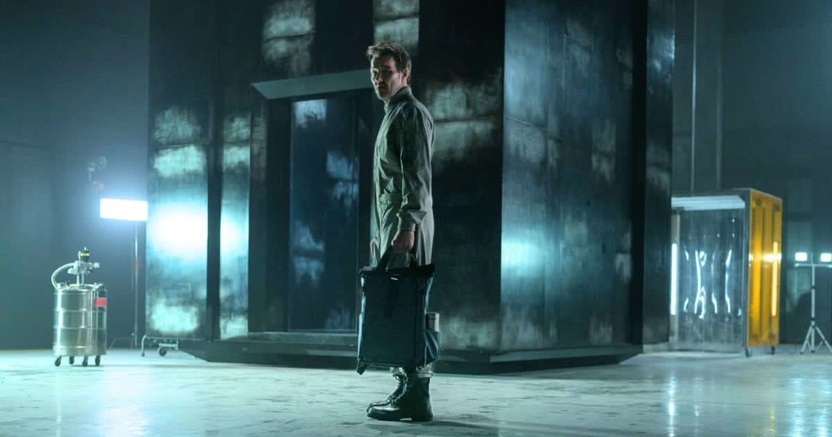 Jason Dessen's alternate self kidnaps him, creating chaos in two realities (@Appletv+)