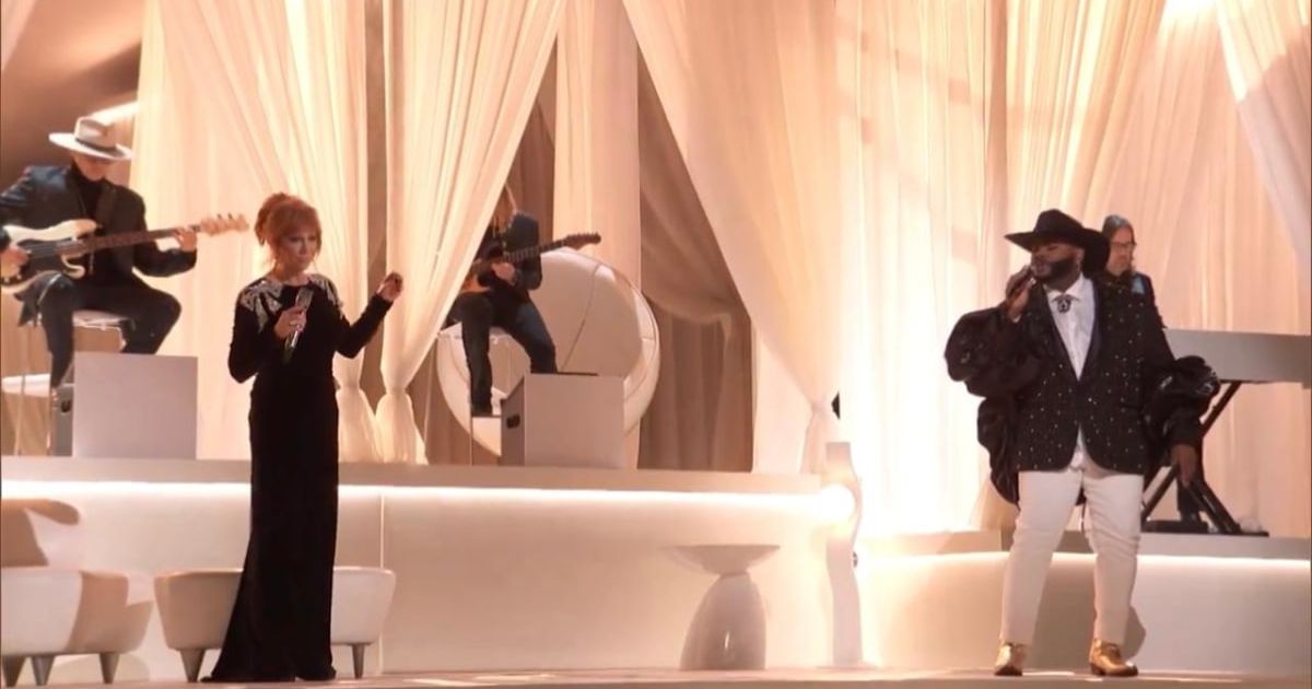 Asher HaVon performs a duet with Reba McEntire during 'The Voice' Season 25 finale (X/@nbcthevoice)