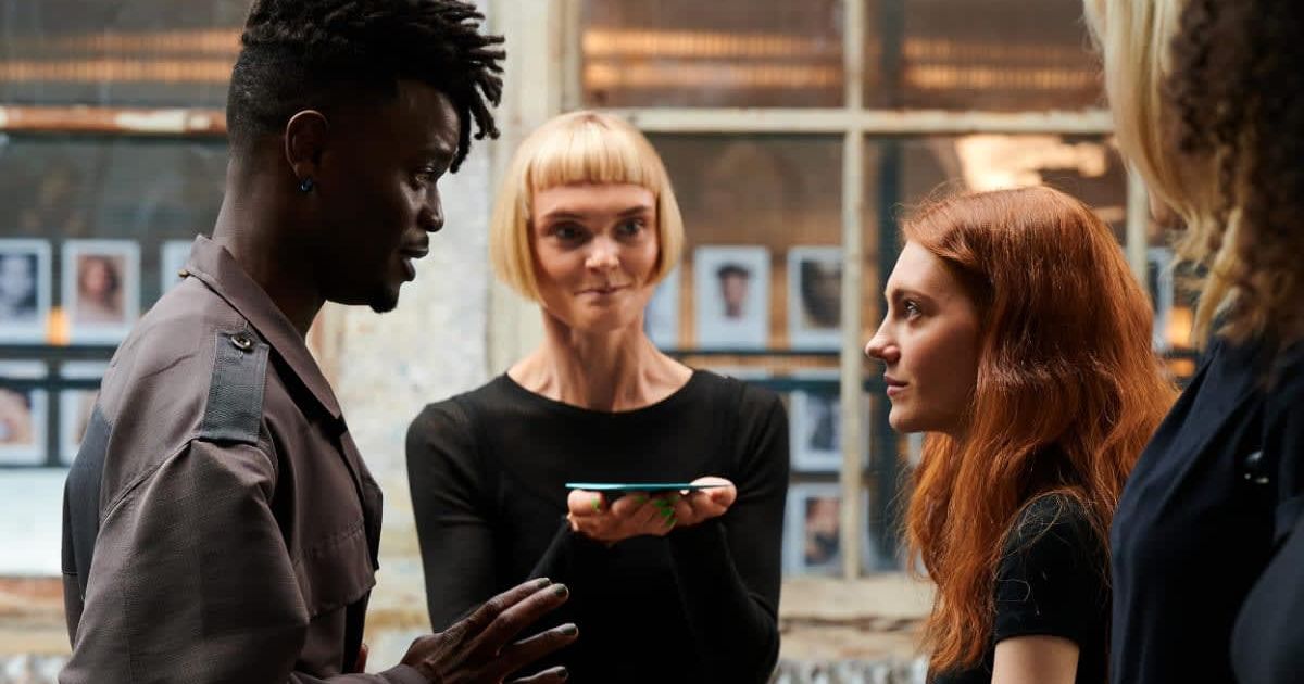 Poppy Hepple-Cartwright's cunning plot threatens Harriet Manners' ramp comeback in 'Geek Girl' (@netflix)
