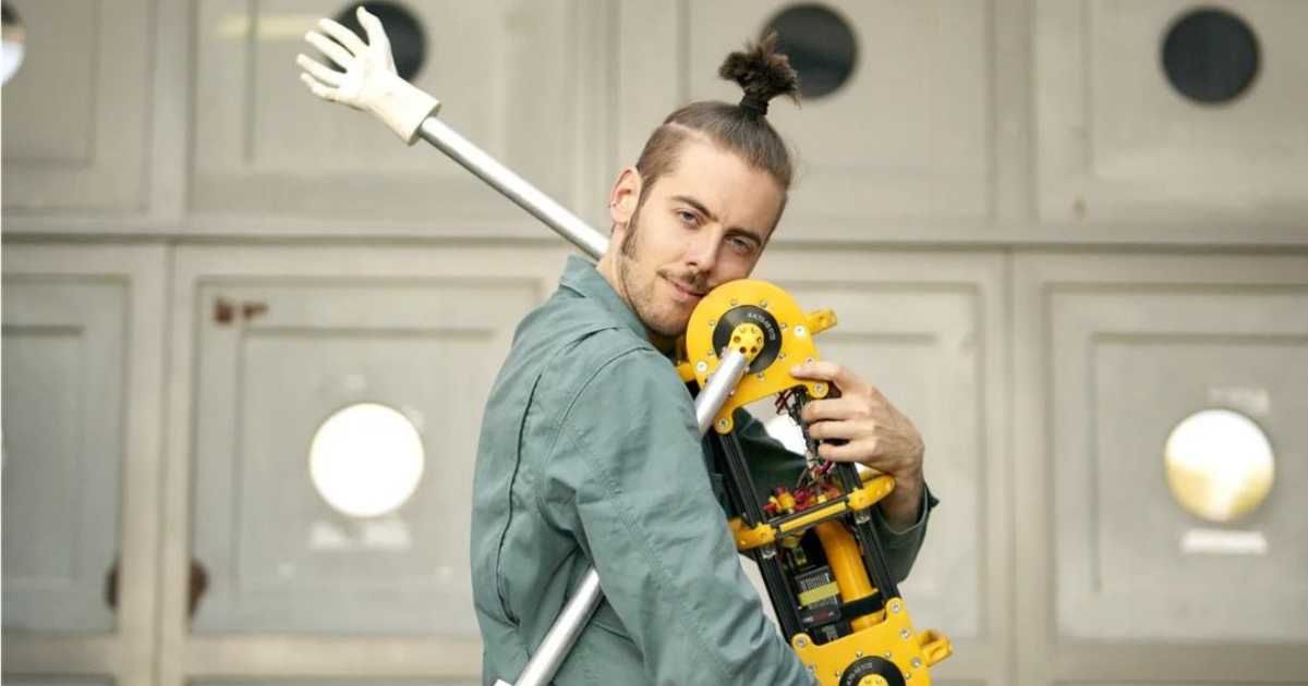 'AGT' Season 19 circus artist Daniel Simu replaced his human partner with a robot (Instagram/@simu.circus)