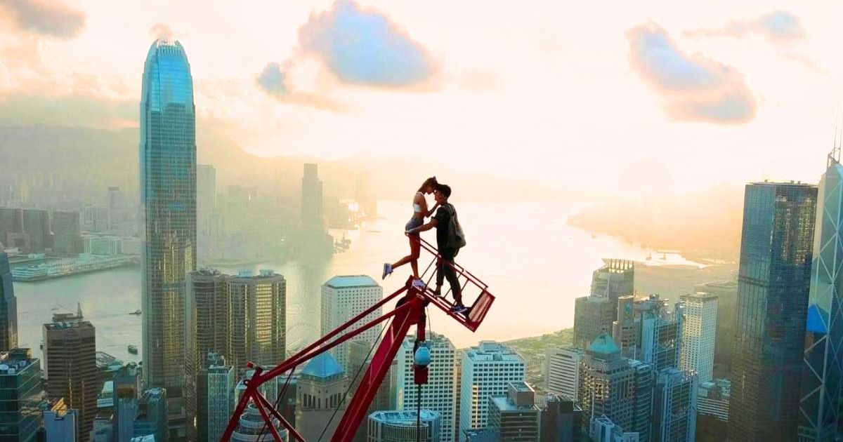 'Skywalkers: A Love Story' tells the story of two rooftop climbers (@netflix)