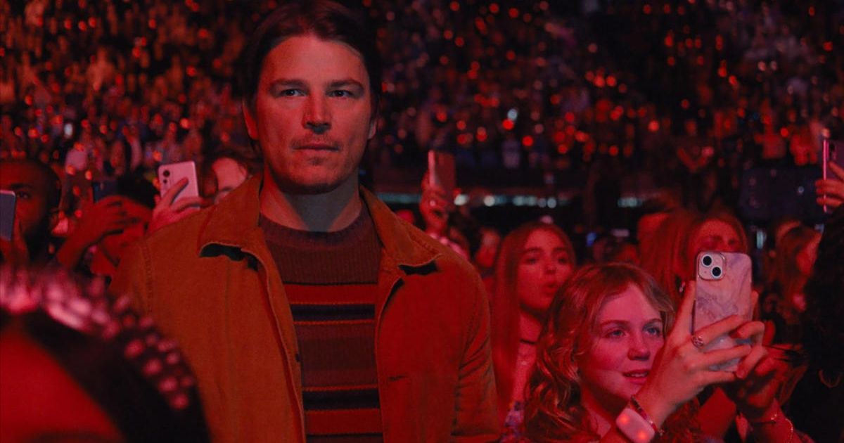 A still from the movie 'Trap' (@warnerbrospictures)