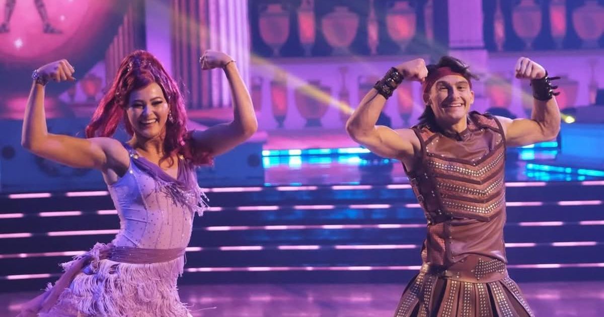 The dance moves of 'DWTS' duo Stephen Nedoroscik and Rylee Arnold were noticeably out of sync (Instagram/@dancingwiththestars)