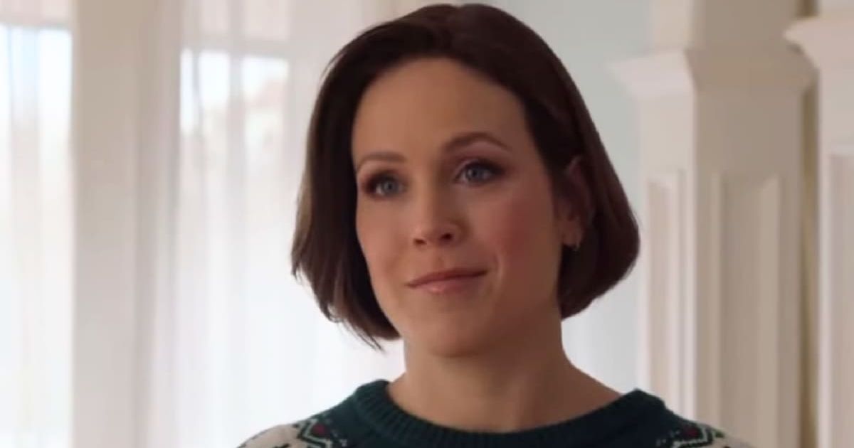 Erin Krakow stands out with her perfect portrayal of Olivia in 'Santa Tell Me'(@hallmark)