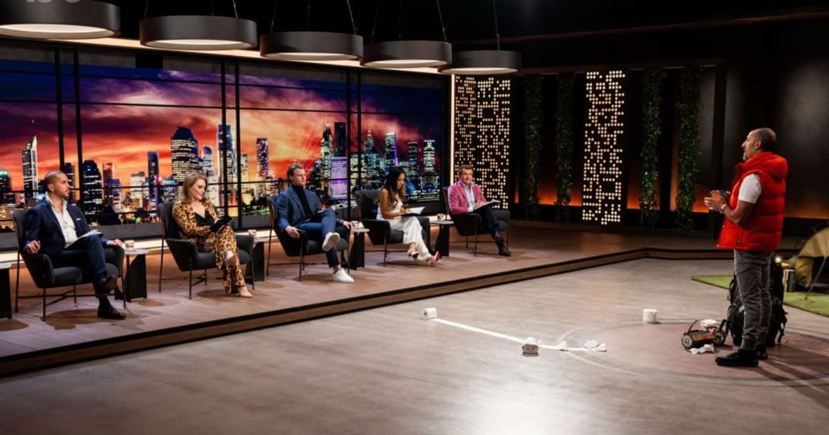 A screenshot of Maxine Horne, Nick Bell, Davie Fogarty, Jane Lu, Robert Herjavec, along with contestant Darren Storace from 'Shark Tank' Australia Season 6 (Cover Image Source: 10 Play | Shark Tank Australia)
