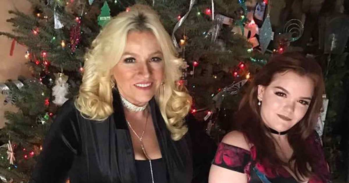 Photo of Beth Chapman and her daughter Bonnie Chapman during a Christmas party (Cover Image Source: Facebook | Beth Chapman)