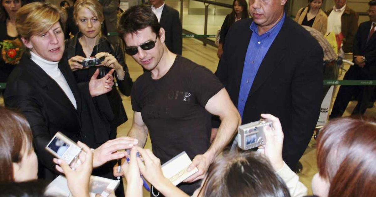 Tom Cruise arrives at Narita International Airport on October 18, 2004, in Narita, Japan (Cover Image Source: Getty Images | Photo by Koichi Kamoshida)