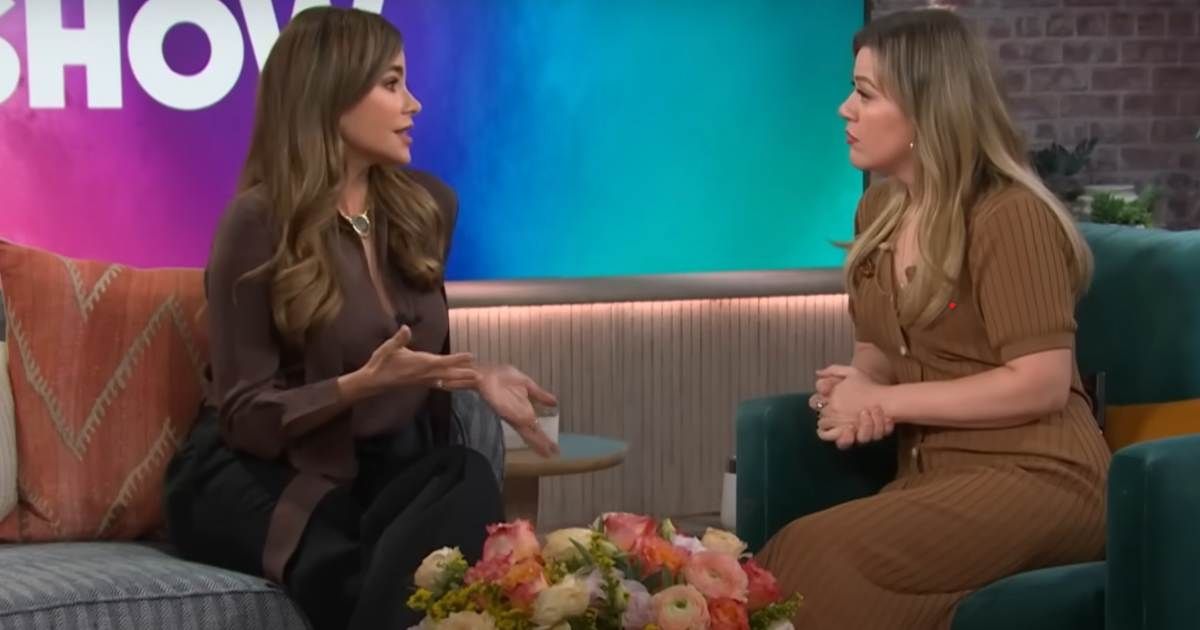 (L-R) Screenshot of Sofia Vergara and Kelly Clarkson from 'The Kelly Clarkson Show' (Cover Image Source: YouTube | Kelly Clarkson Show)