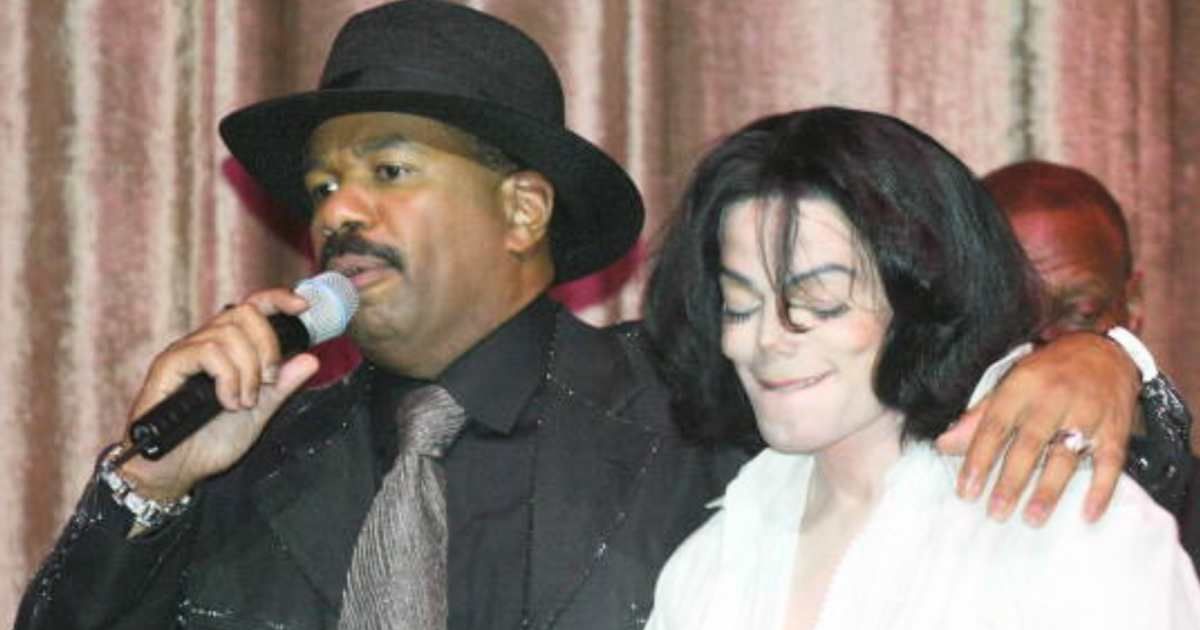 Steve Harvey and Michael Jackson on stage at his 45th birthday party tribute concert held at the Orpheum Theatre on August 30, 2003 in Los Angeles, California. (Photo by Frazer Harrison/Getty Images)