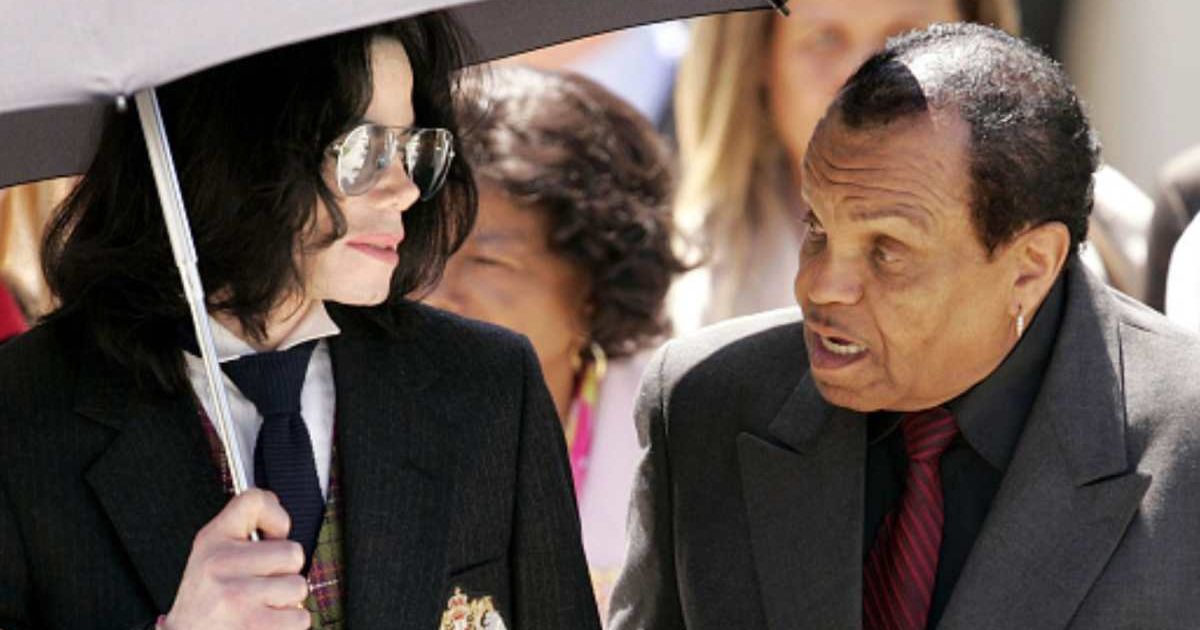 Michael Jackson and his father, Joseph Jackson, depart the Santa Barbara County Courthouse in Santa Maria, California  (Cover Image Source: Getty Images | Photo by Carlo Allegri)