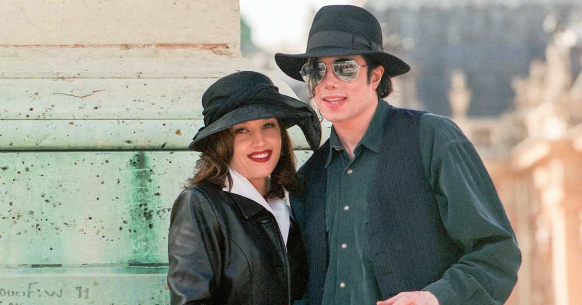Lisa Marie Presley and Michael Jackson pose at the "Chateau de Versailles" on September 5, 1994 in Versailles, France.(Cover Image Source: Getty Images | Photo by Stephane Cardinale)