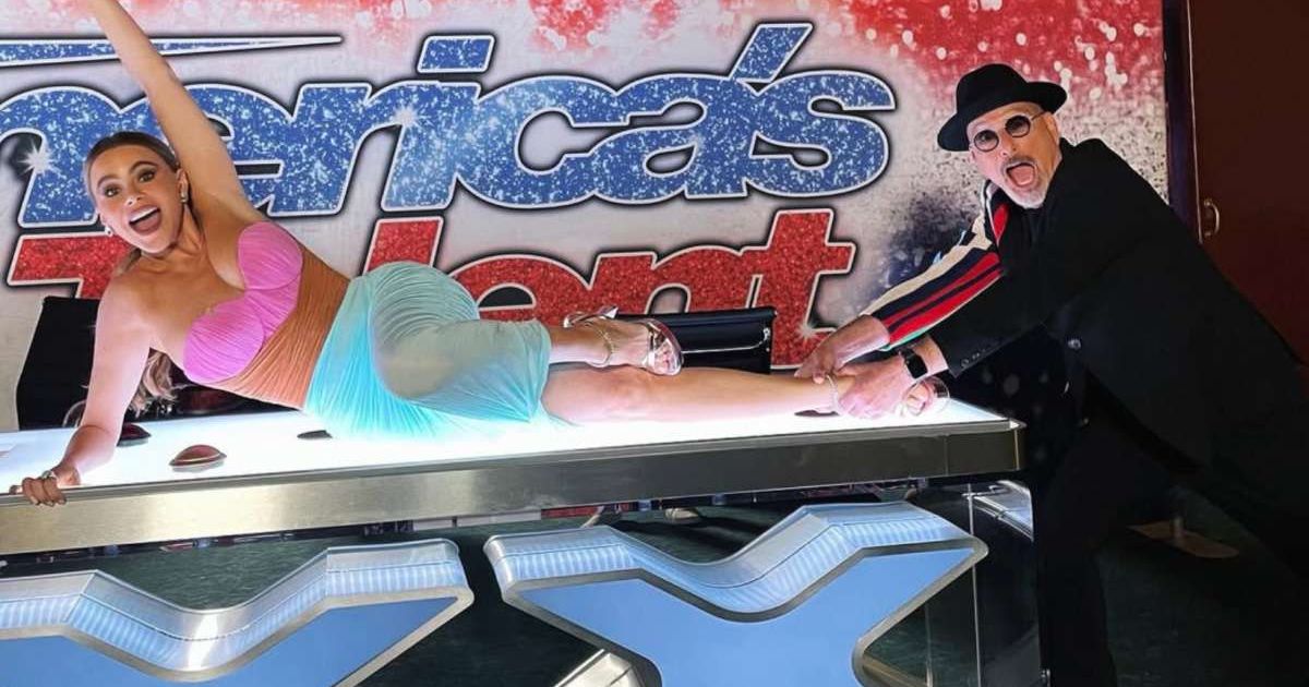 Sofia Vergara and Howie Mandel pose on the sets of 'America's Got Talent' (Cover Image Source: Instagram | @howiemandel)
