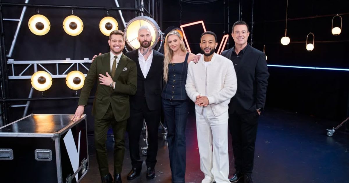 (L-R) Photot of Michael Bublé, Adam Levine, Kelsea Ballerini, John Legend, and Carson Daly on the sets of 'The Voice' (Cover Image Source: Instagram| @nbcthevoice)
