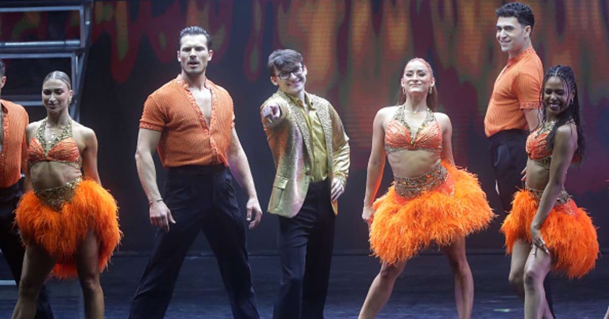 (L-R) Daniella Karagach, Gleb Savchenko, Steven Nedoroscik, Kailyn Rogers, Ezra Sosa, and Britt Stewart perform during 'DWTS' Live 2025 in Phoenix, Arizona (Cover Image Source: Getty Images | Photo by John Medina)