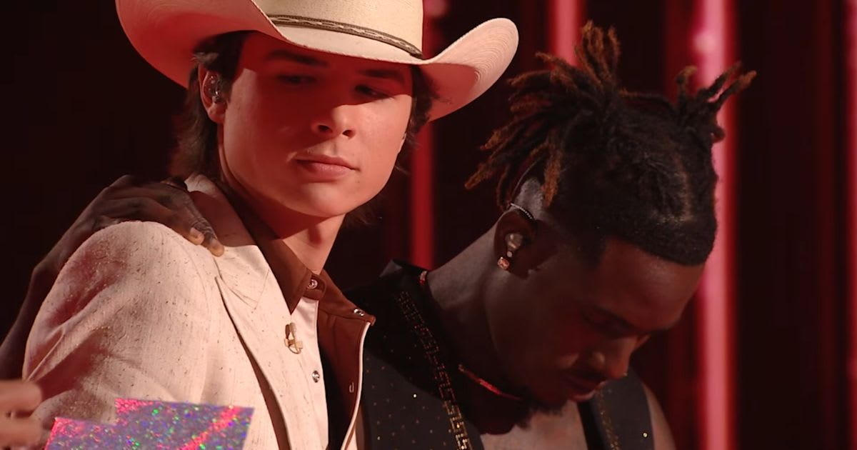 John Foster glancing at the envelope with the winner's name (Cover image source: YouTube | American Idol)