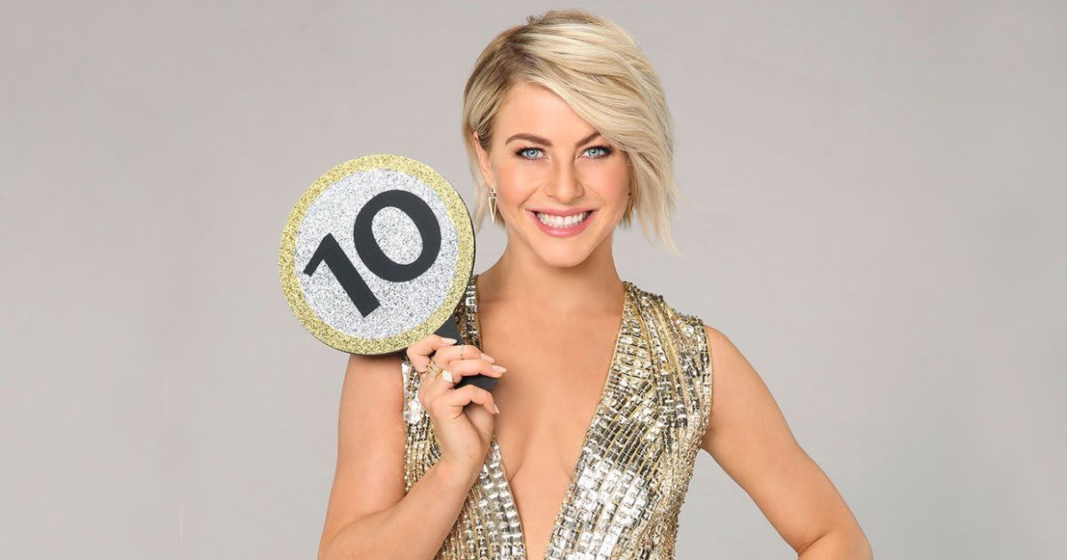 Photo of Julianne Hough posing with 'Dancing with the Stars' scorecard from the official Instagram account (Cover Image Source: Instagram | @dancingwiththestars)