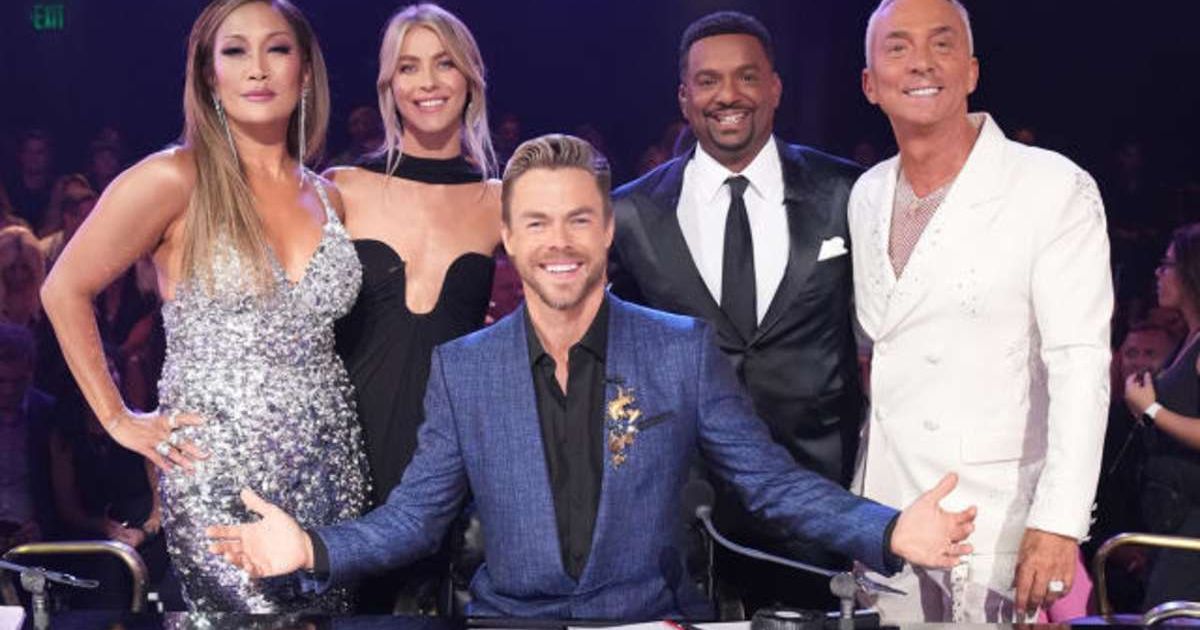 (L-R) Carrie Ann Inaba, Julianne Hough, Alfonso Ribeiro, Bruno Tonioli and Derek Hough posing on the sets of 'Dancing with the Stars' Season 33 (Cover Image Source: Instagram | @dwts)
