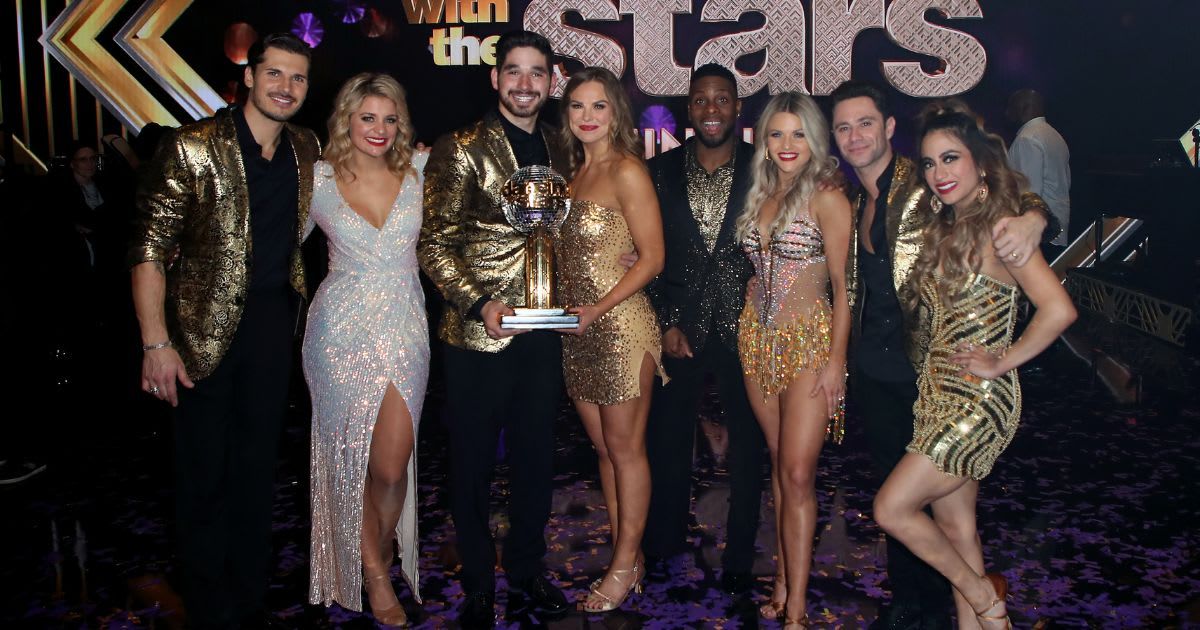 Gleb Savchenko, Lauren Alaina, Alan Bersten, Hannah Brown, Kel Mitchell, Witney Carson, Sasha Farber and Ally Brooke pose at 'DWTS' Season 28 Finale at CBS Television City (Cover Image Source: Getty Images | Photo by David Livingstone)