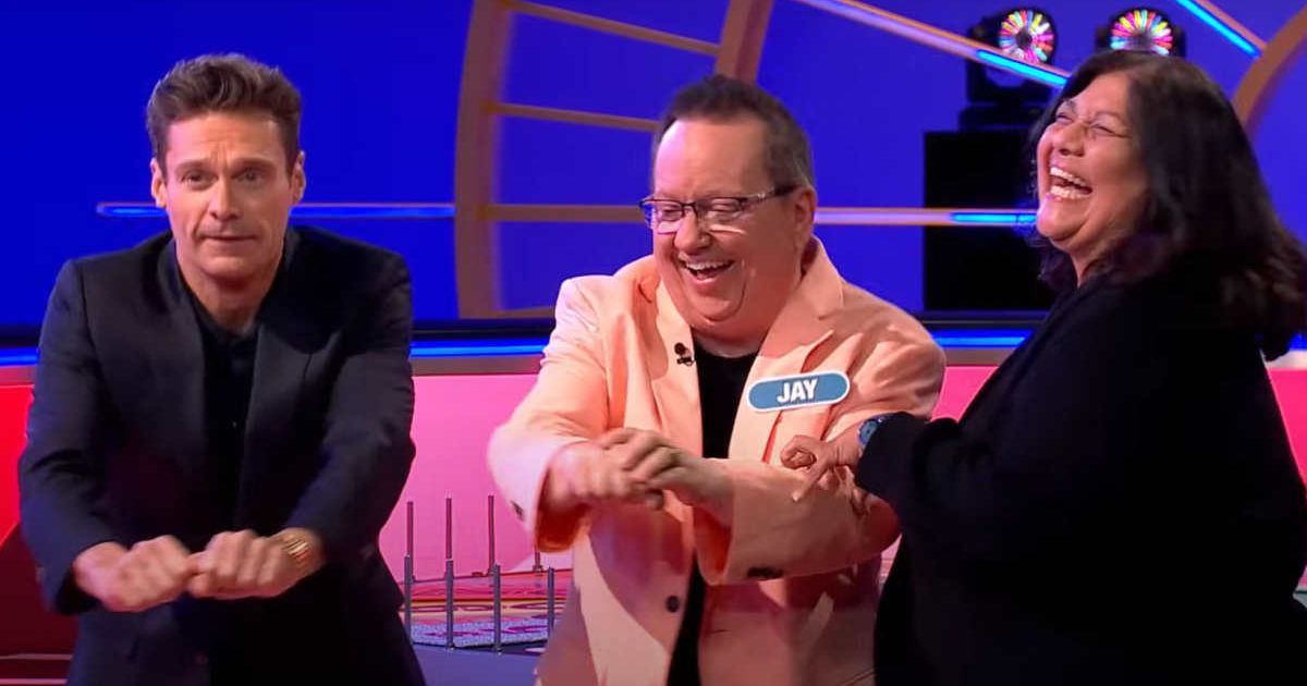 (L-R) Ryan Seacrest, contestant Jay Tope on the sets of 'Wheel of Fortune.' (Cover Image Source: YouTube | Wheel of Fortune)