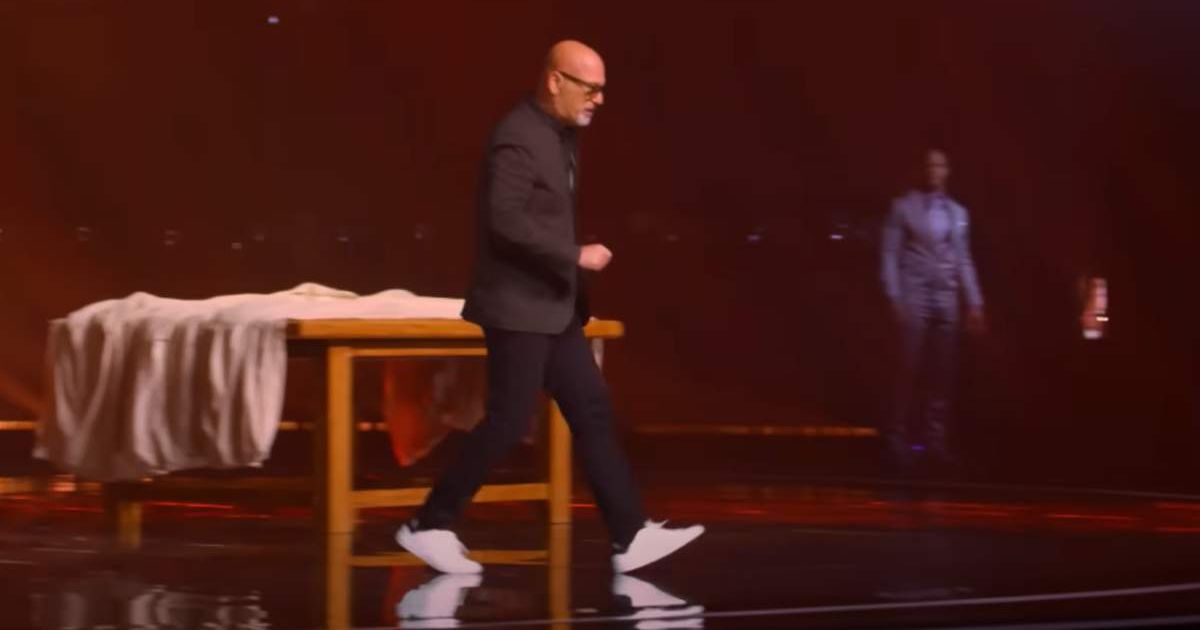 Screenshot of Howie Mandel running off the 'AGT' stage (Cover Image Source: YouTube | America's Got Talent)