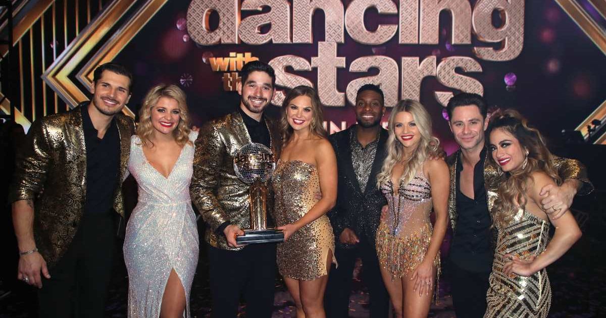 (L-R) Gleb Savchenko, Lauren Alaina, Alan Bersten, Hannah Brown, Kel Mitchell, Witney Carson, Sasha Farber and Ally Brooke pose at 'DWTS' S28 Finale (Cover Image Source: Getty Images | Photo by David Livingston)