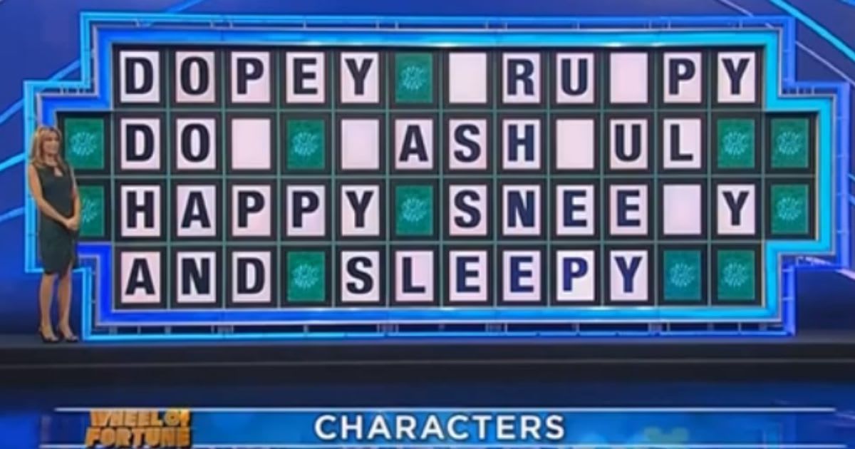Host Vanna White in a 'Wheel of Fortune' 2015 episode. (Cover Image Source: YouTube| CNN)