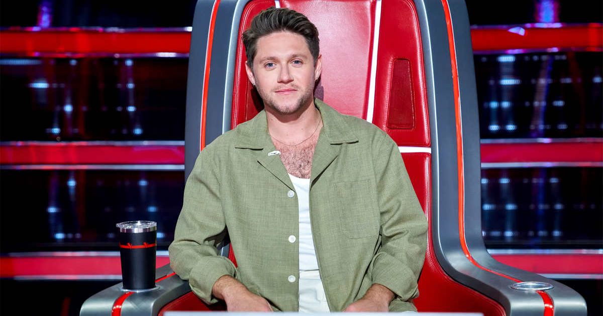 Niall Horan poses on the sets of ‘The Voice’ Season 23 (Cover Image Source: Instagram | @niallhoran)