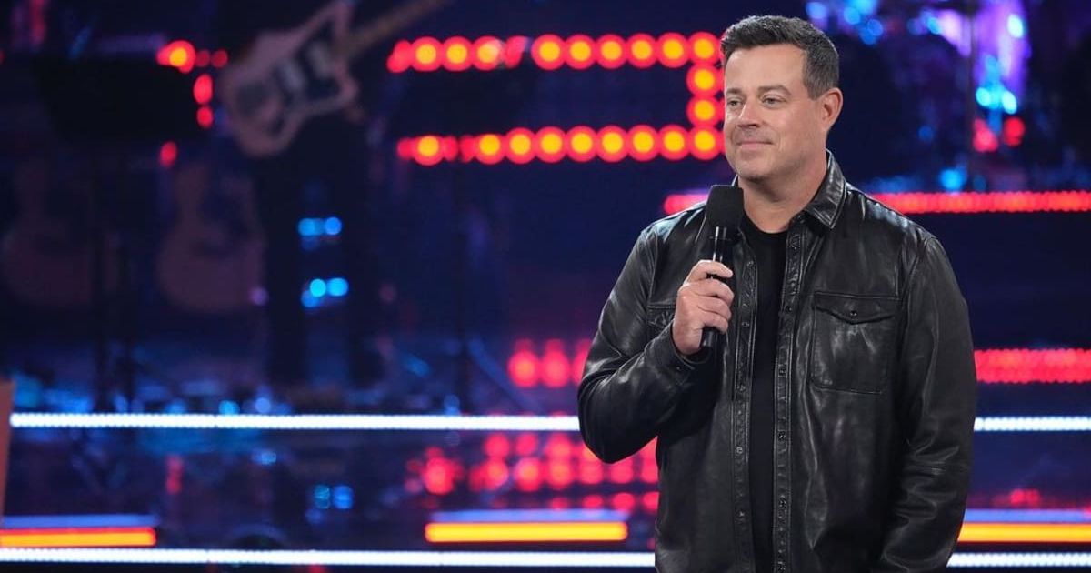 Carson Daly on the sets of 'The Voice' (Cover Image Source: Instagram | @carsondaly)
