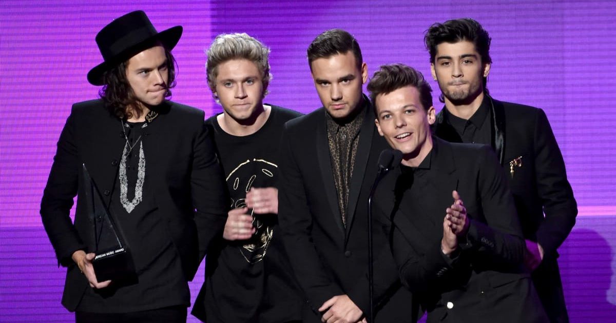 (L-R) Harry Styles, Niall Horan, Liam Payne, Louis Tomlinson and Zayn Malik of 'One Direction' accept an award onstage at the 2014 AMA in LA, CA (Cover Image Source: Getty Images | Photo by Kevin Winter)