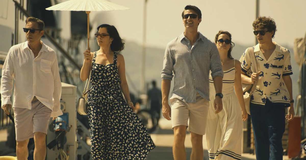 (L-R)Jason Isaacs, Parker Posey, Patrick Schwarzenegger, Sam Nivola, and Sarah Catherine Hook in a screenshot from 'The White Lotus' (Cover Image Source: HBO | The White Lotus )