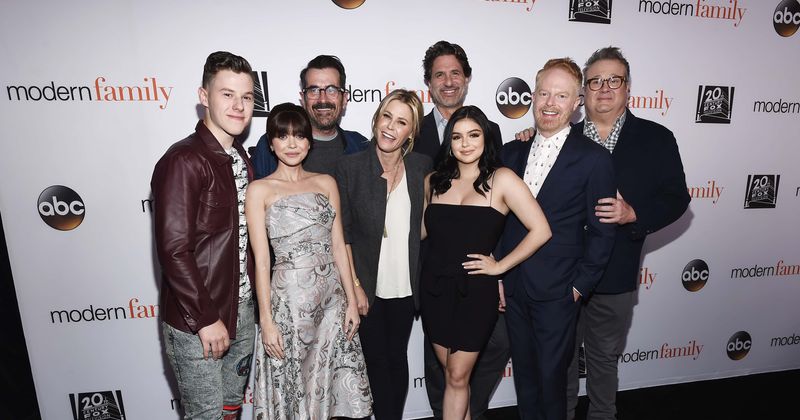  Modern Family Season 11 Episode 8 Mitch And Cam Compete To Donate 