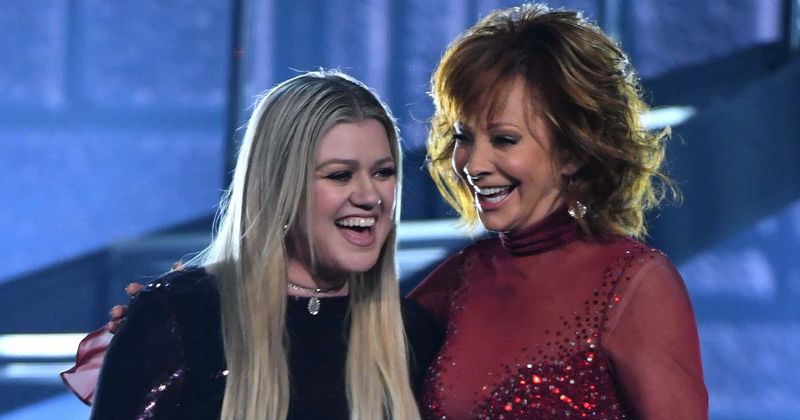 Kelly Clarkson and Reba McEntire (Getty Images)