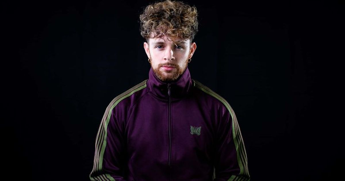 Tom Grennan poses during HITS Live 2021 at Resorts World Arena on November 20, 2021, in Birmingham, England (Photo by Joe Maher/Getty Images for BAUER)