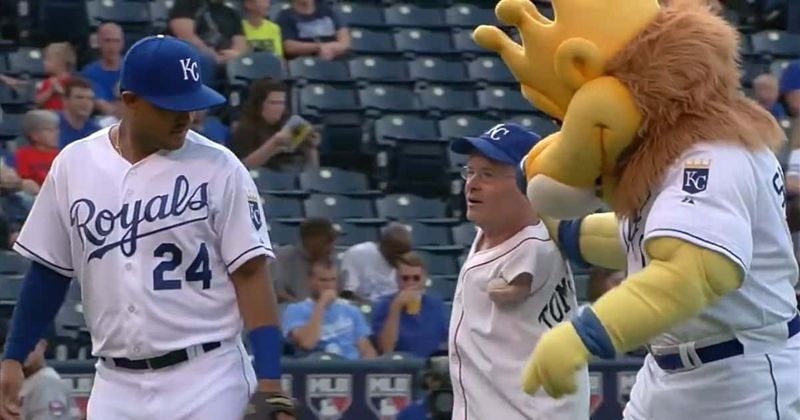 INCREDIBLE FEAT: Tom Willis, born without arms, throws first pitch at all 30 MLB ballparks with his foot