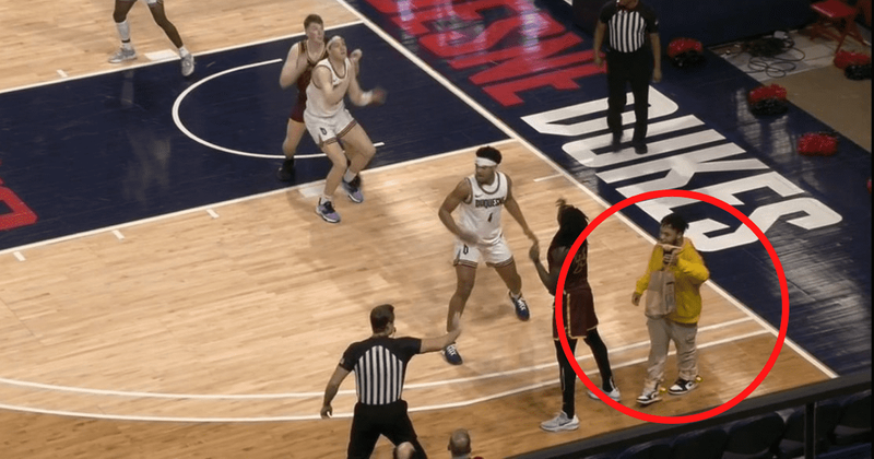 'Anywhere' delivery? Uber Eats employee walks ONTO COURT during Loyola Chicago-Duquesne game