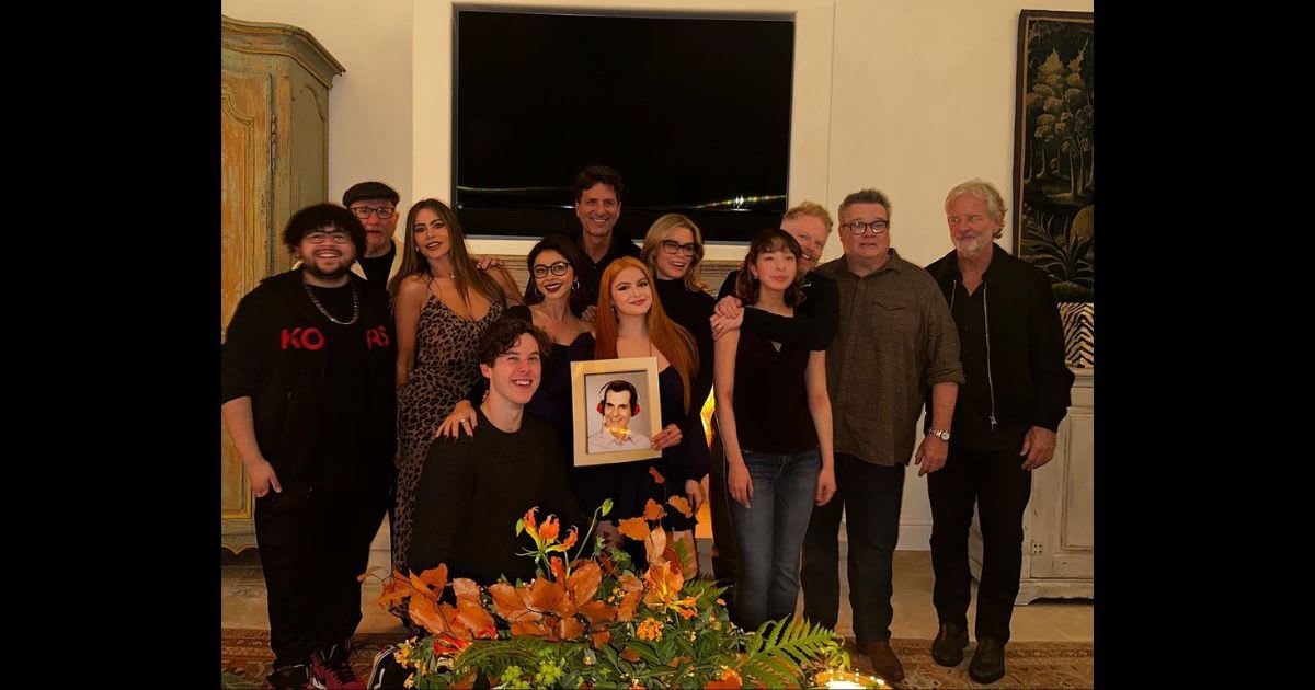 'Modern Family' cast reunites for one big photo but fans spark death rumors as one popular character is missing