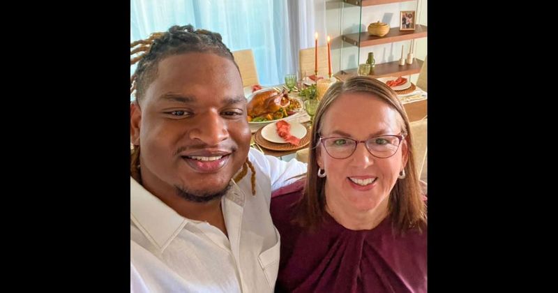 Arizona 'Thanksgiving grandma' Wanda Dench joins Airbnb to host strangers for festive holiday dinner